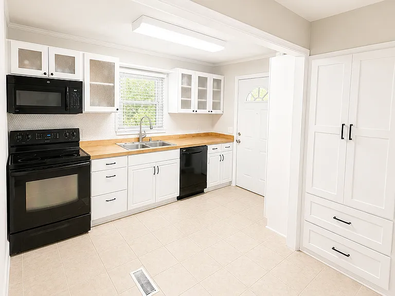 638 Brooks Ave — Photo 3