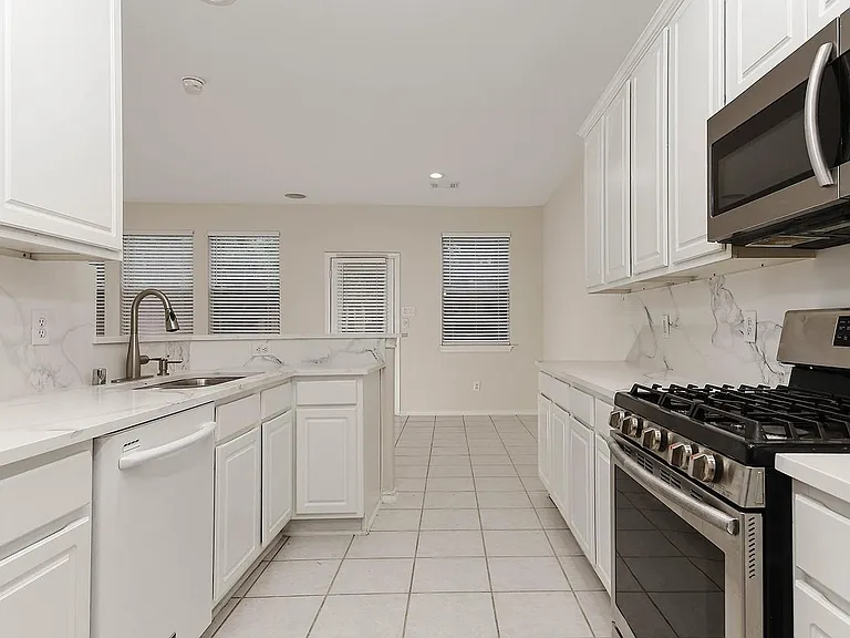 102 Blue Creek Ct — Photo 8