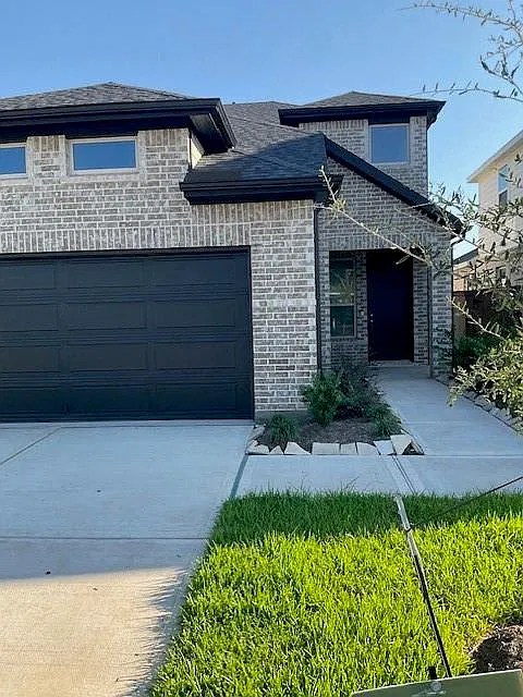 4 bed, 2.5 bath, 2900 sqft, $2,500 — Photo 1