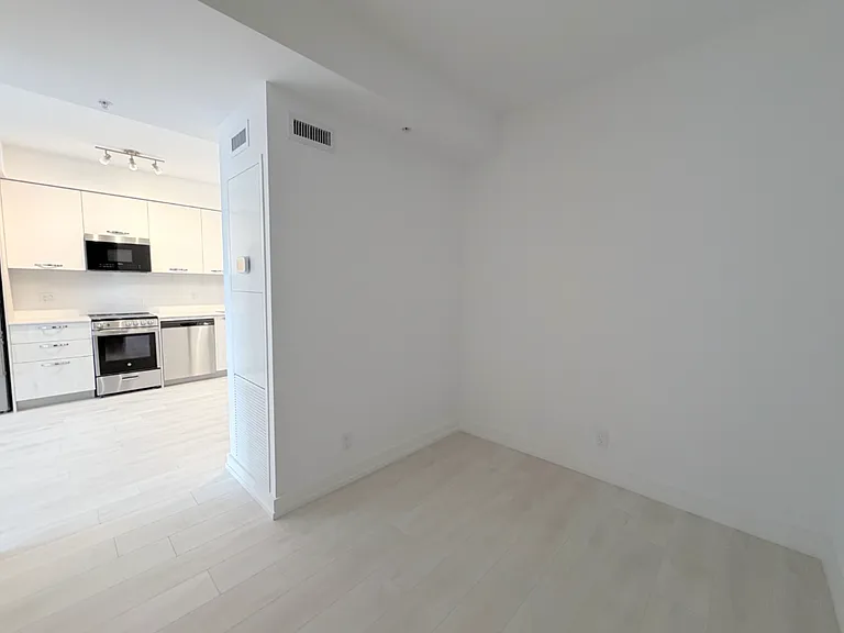 75 James St S #824-921 — Photo 20