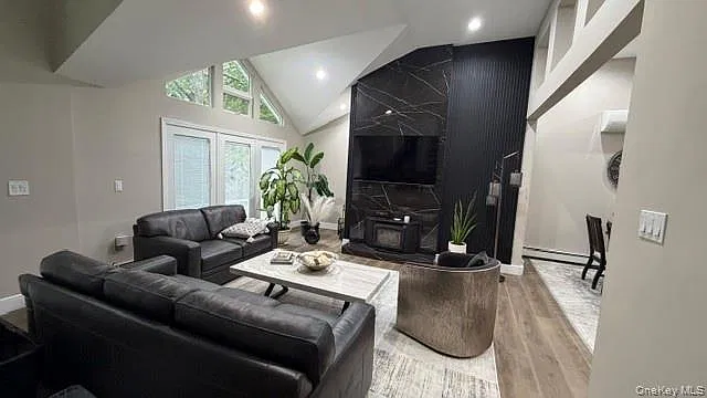 3 bed, 3.0 bath, 2400 sqft, $8,500 — Photo 2