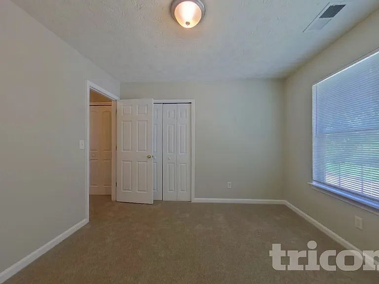 936 Edgewood Ln — Photo 12