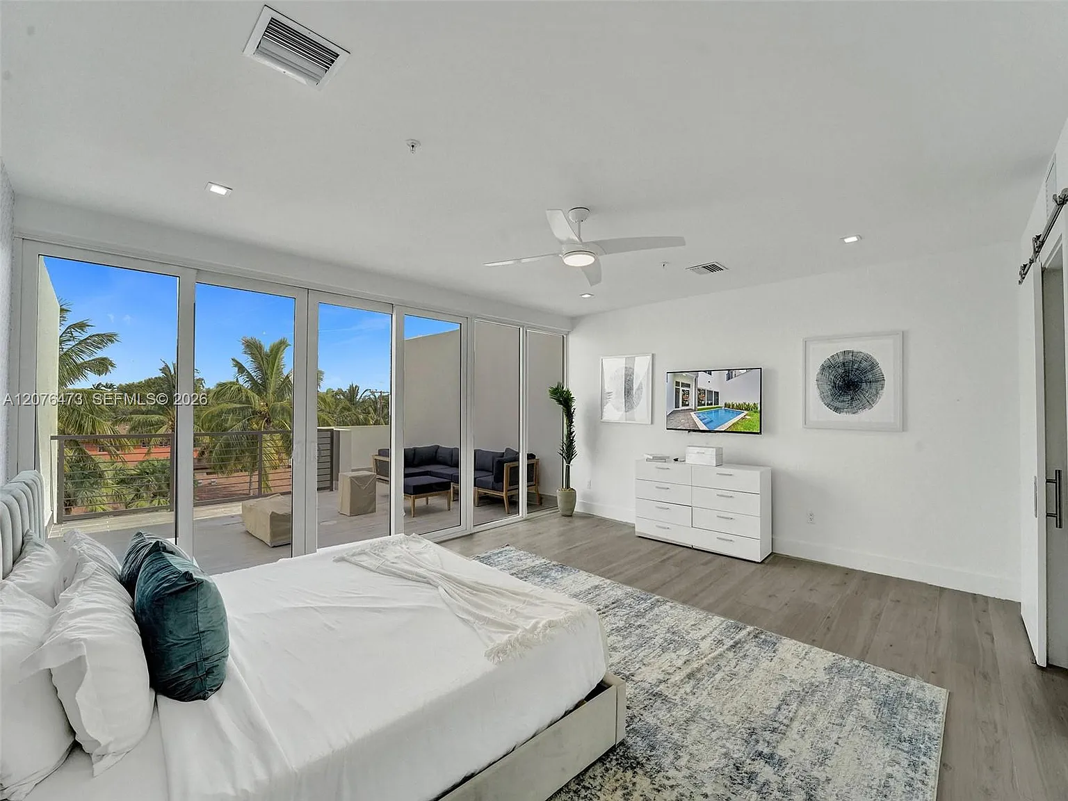 4 bed, 4.0 bath, 2405 sqft, $7,150 — Photo 3