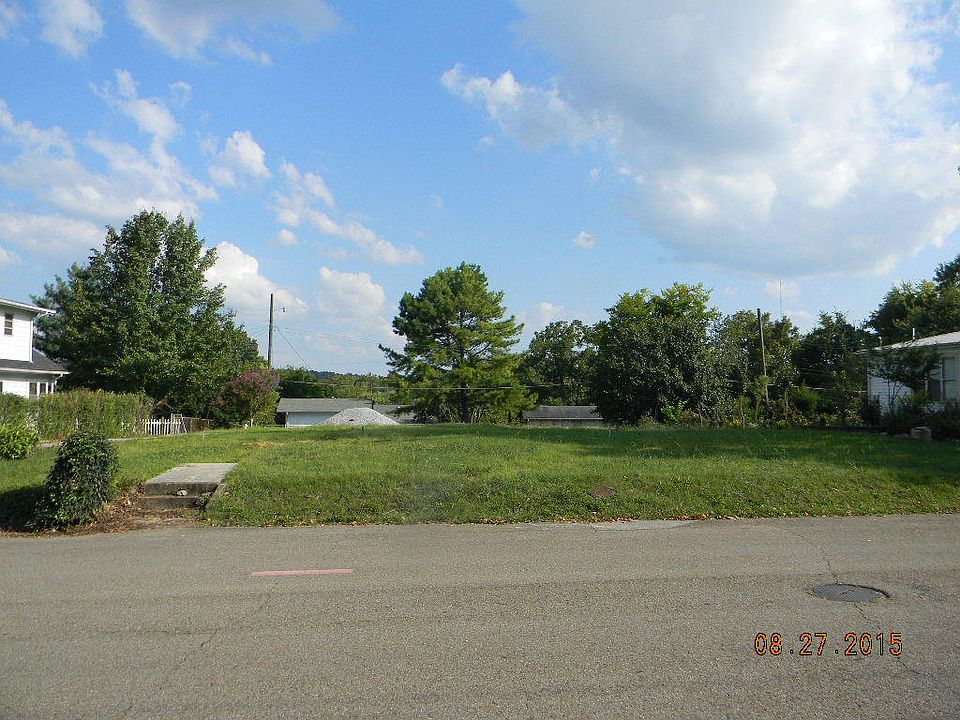 1st image of 404 NE Midlake Dr