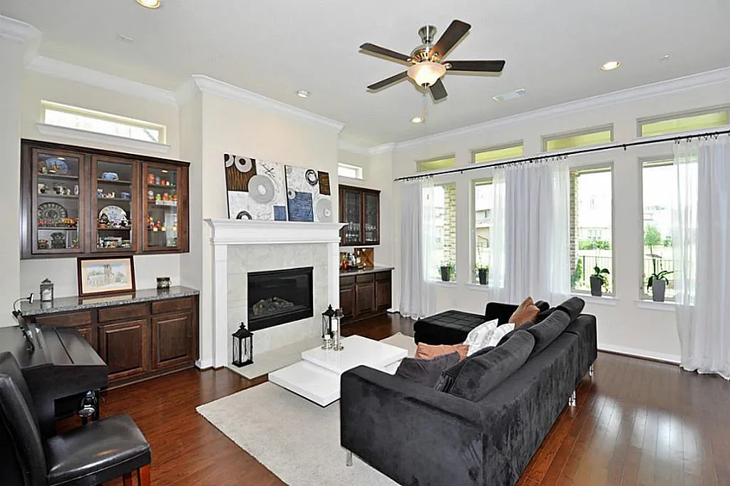 4 bed, 3.0 bath, 2698 sqft, $4,300 — Photo 4