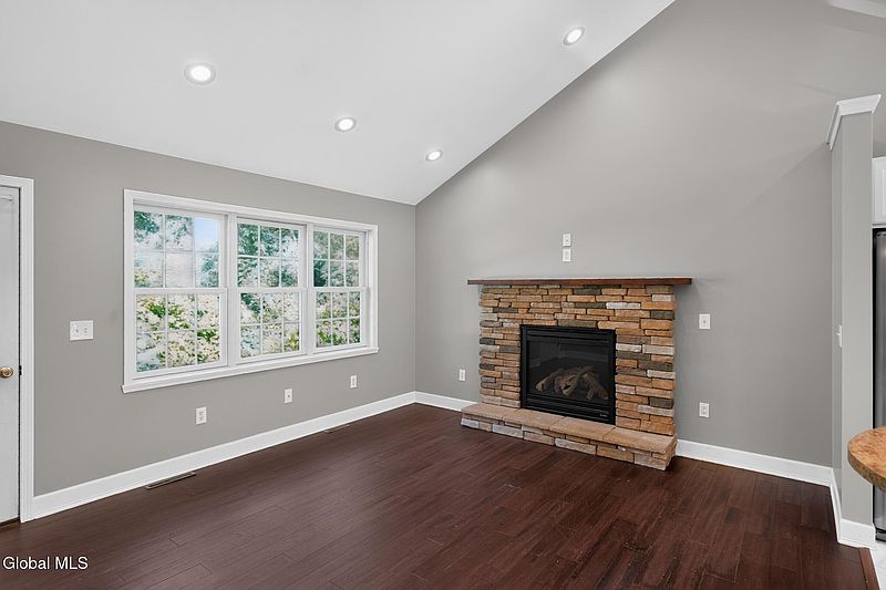5th image of 15 St Claire Avenue