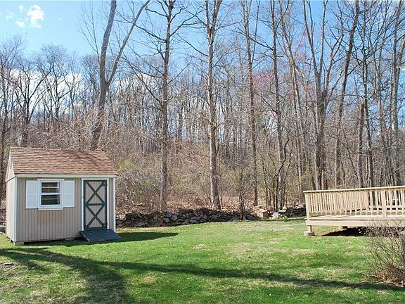 3rd image of 6 Mayflower Dr