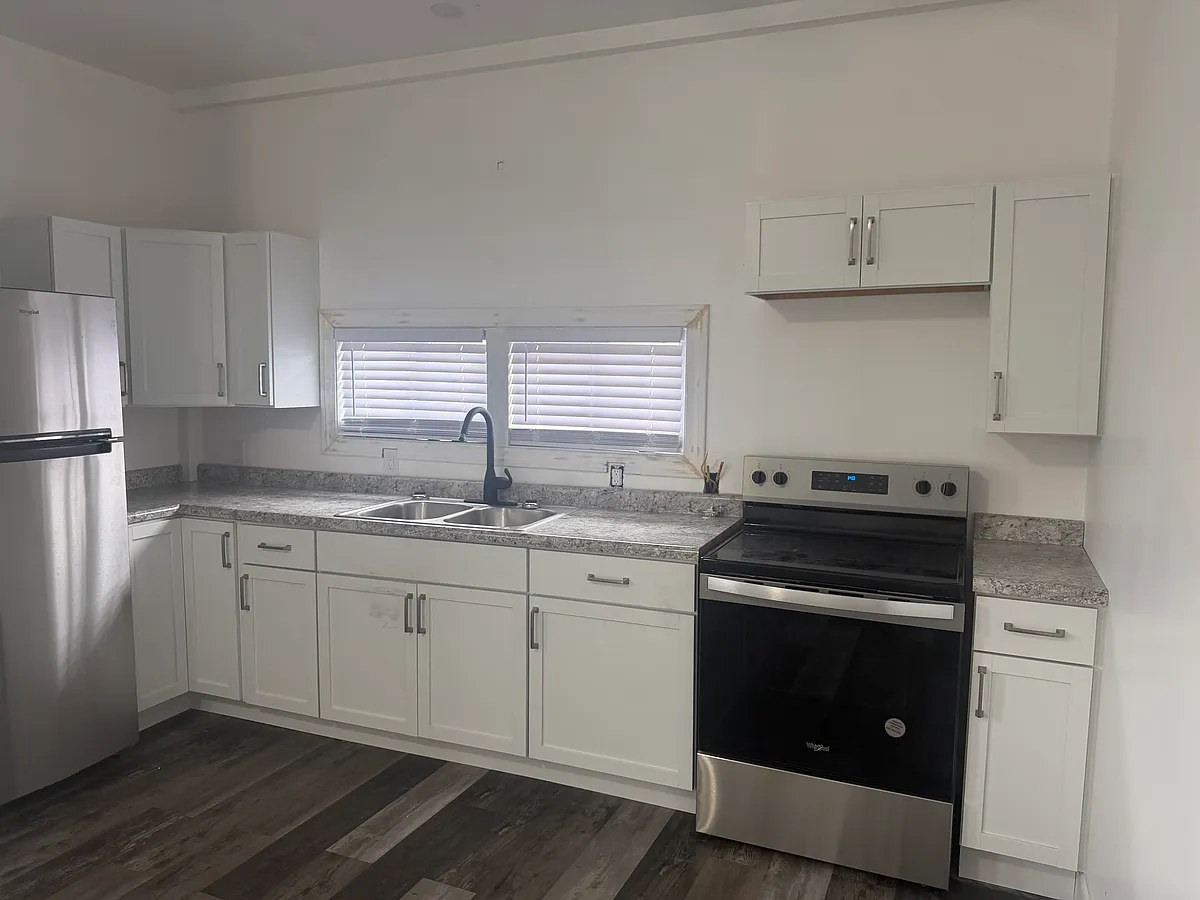 Building Photo - 328 N 8th St #5