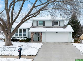 806 Shannon Rd, Papillion, NE 68046