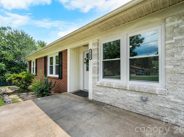 2266 9th Avenue Dr NE, Hickory, NC 28601