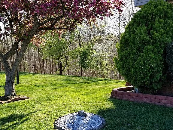 3rd image of 3555 Castle Hill Dr