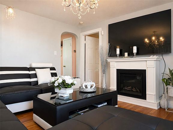 2nd image of 150 Woodbury St