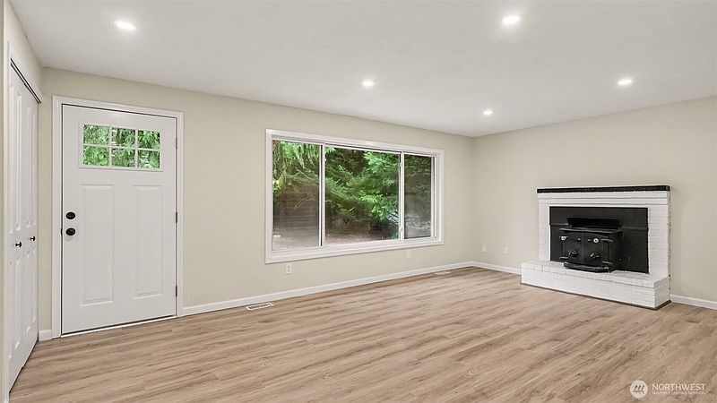 5th image of 10220 319th Avenue NE