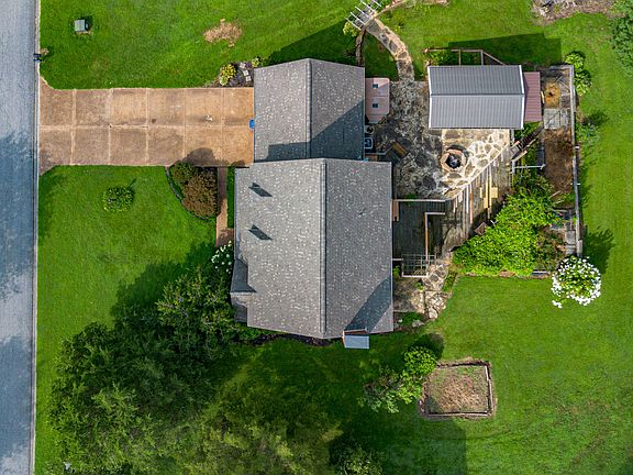 3rd image of 323 Meadowaire Dr