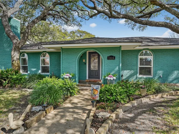 1106 S Paisano Dr, Rockport, TX 78382