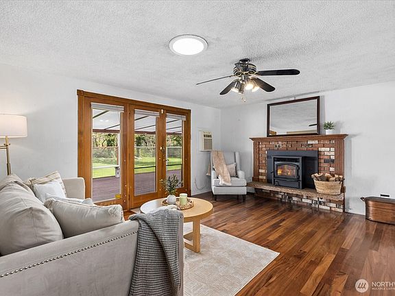 3rd image of 907 Dyer Road