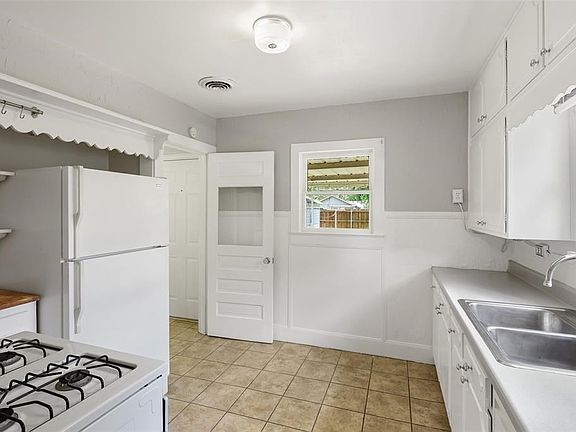 3rd image of 2756 Ivandell Ave