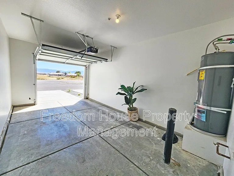 384 Erin St — Photo 30