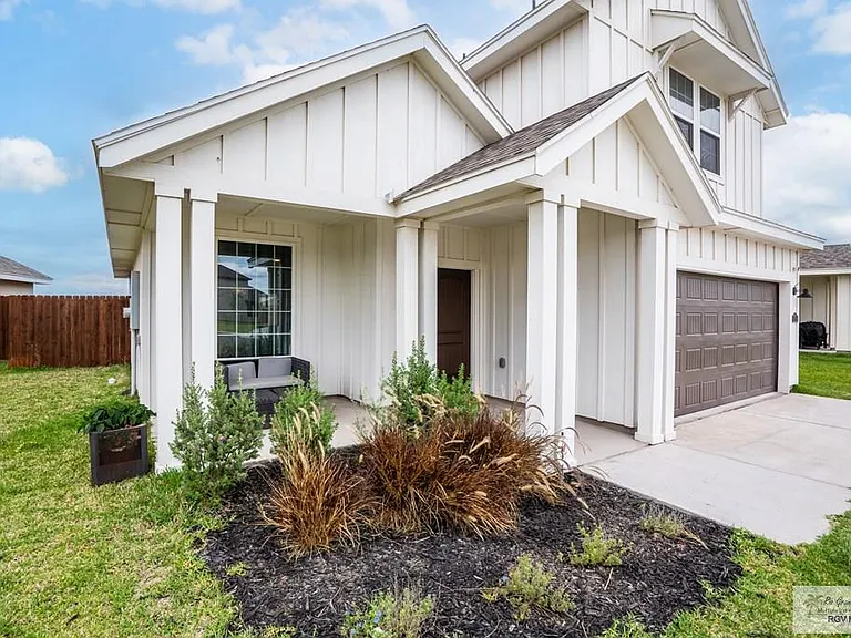 2168 Grove Ln — Photo 3