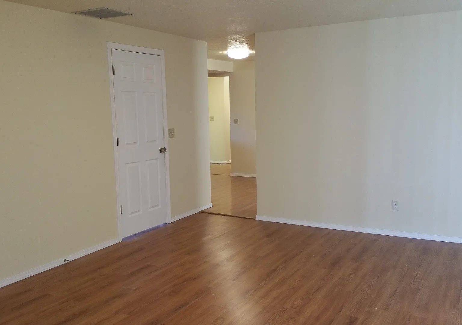Beautiful 3 Bedroom, 2 bathroom House in Great Quiet Neighborhood. — Photo 3