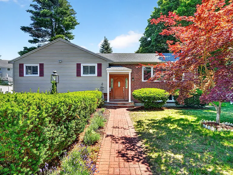 32 Bobolink Rd — Photo 1