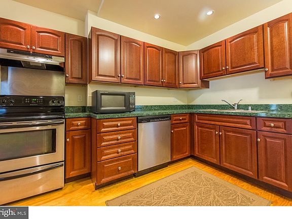 5th image of 1604 Howland St