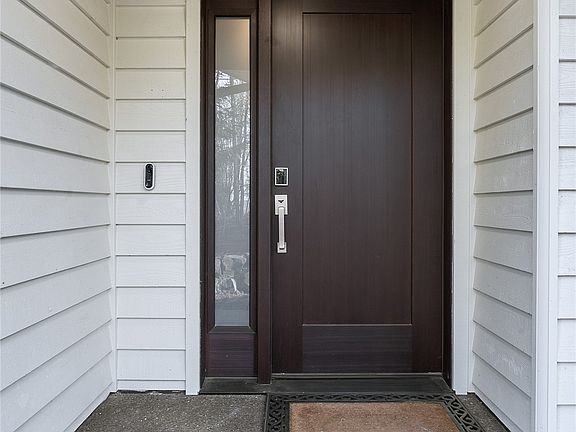 5th image of 909 West Bay Drive NW