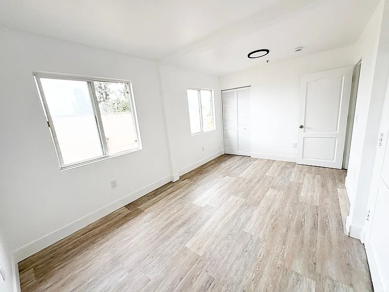 2637 S Manhattan Pl — Photo 21