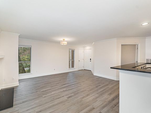 3rd image of 2512 Cranbrook Ln APT 10