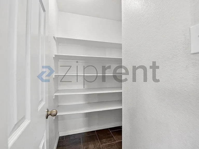 5228 Lake Grove Dr — Photo 16