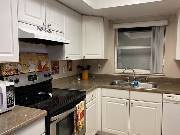 2nd image of 3365 Camelot Dr #B
