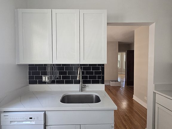 5th image of 2821 W Berteau Ave #2
