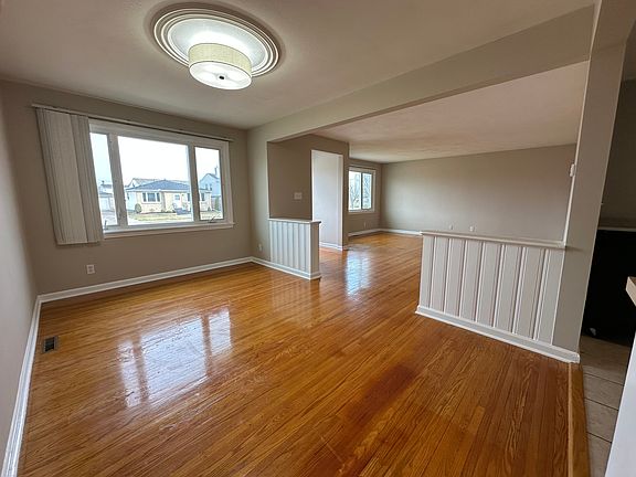 3rd image of 83 Lloyd Dr