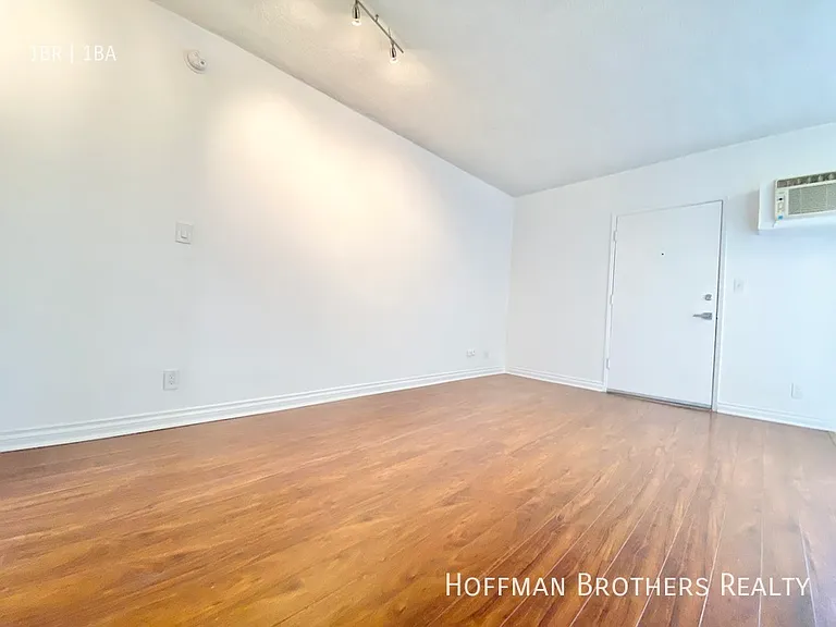 1313 N June St #209 — Photo 8