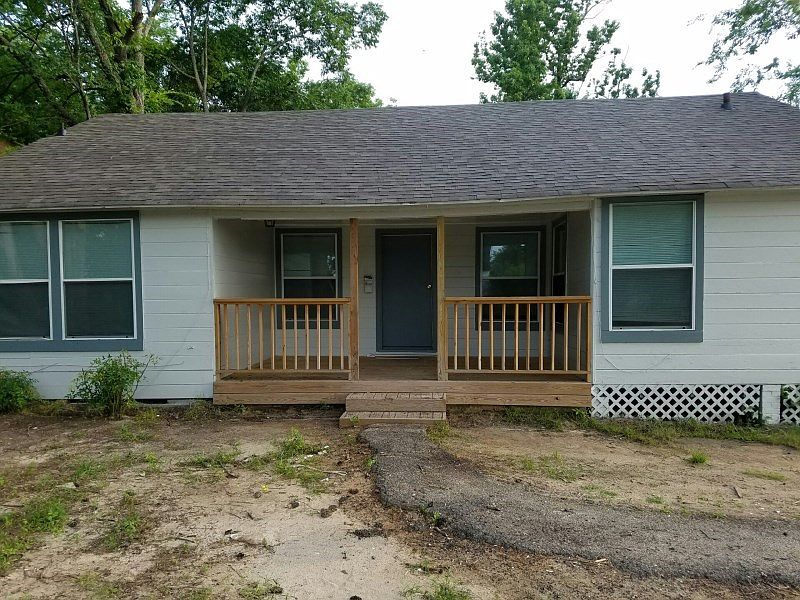 1st image of 215 E Menefee St