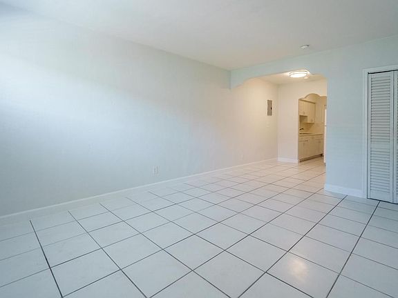 5th image of 7821 Carlyle Ave Unit 4-7821-4