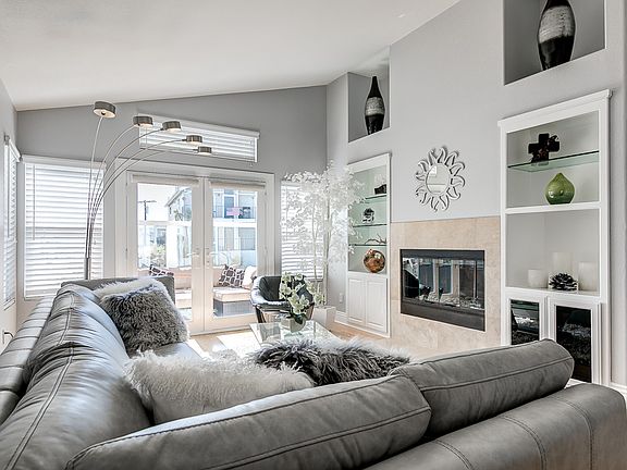 Family room w/gas fireplace 