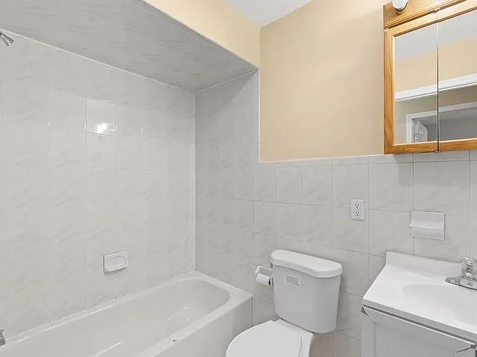 73 Woodlawn Ave #2