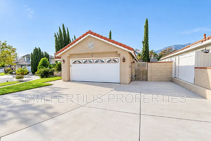 3 bed, 2.0 bath, 1556 sqft, $3,300 — Photo 2