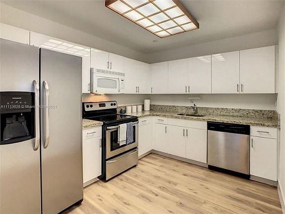 3rd image of 3530 Mystic Pointe Dr #Penthouse 03