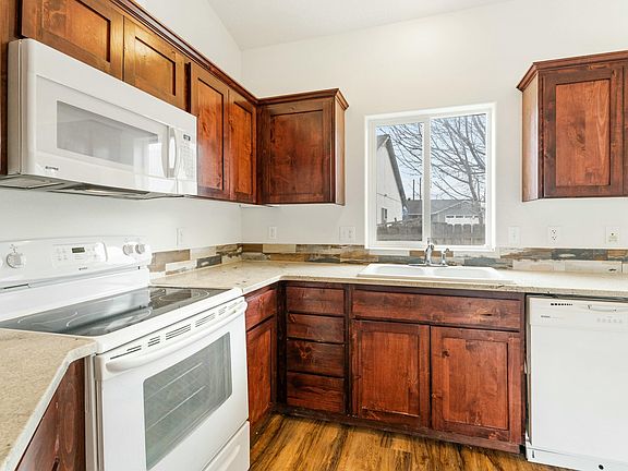 5th image of 1198 NW Peony Ln