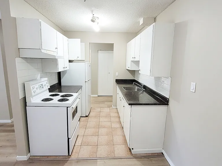 2814 Pratt Cres — Photo 1