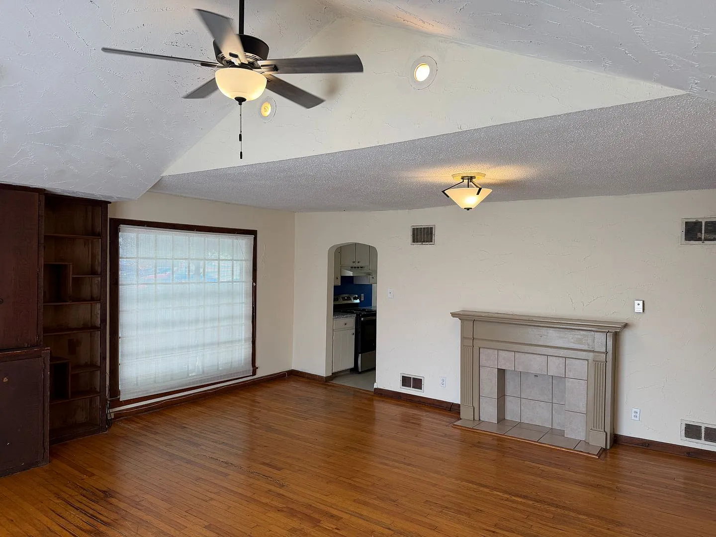 Cute 2 bedroom bungalow next to MSU — Photo 2