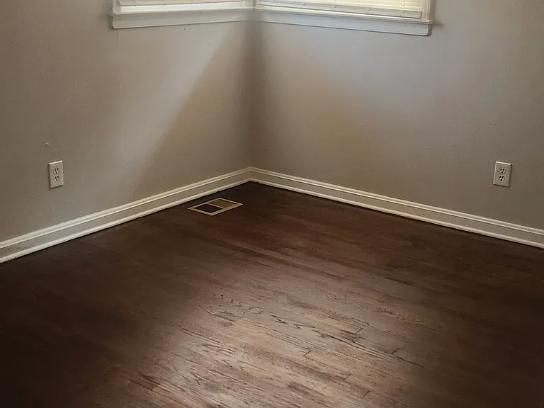 Bedroom 2 (10' x 10')