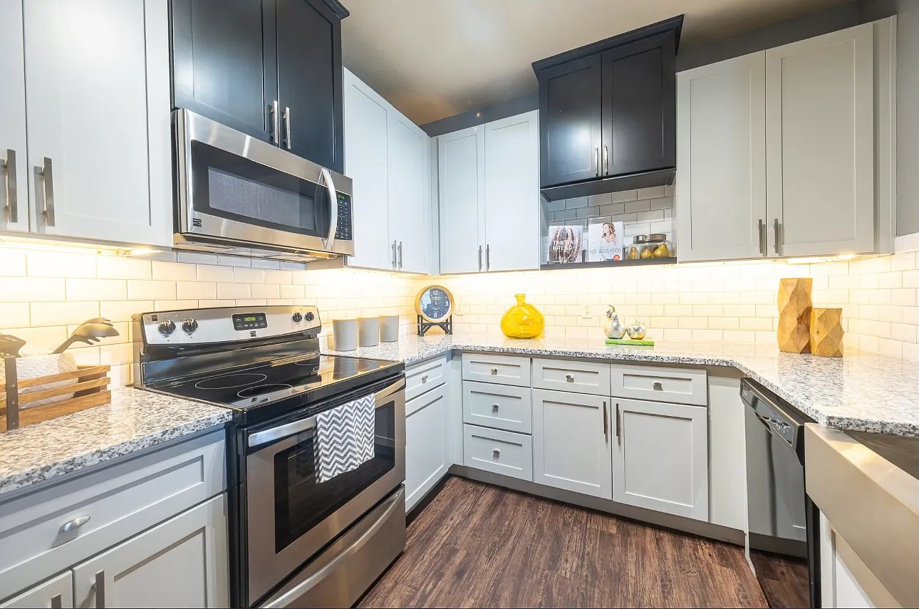 1 bed, 835 sqft, $1,577 — Photo 3