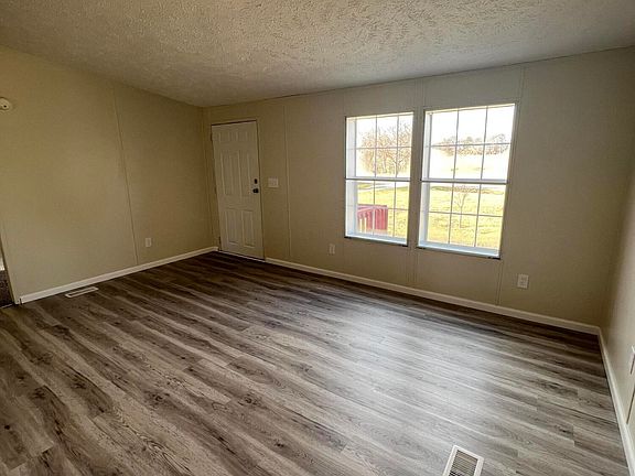 5th image of 395 Thompson Ln N