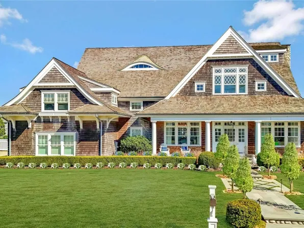 11 Davison Lane W, West Islip, NY 11795