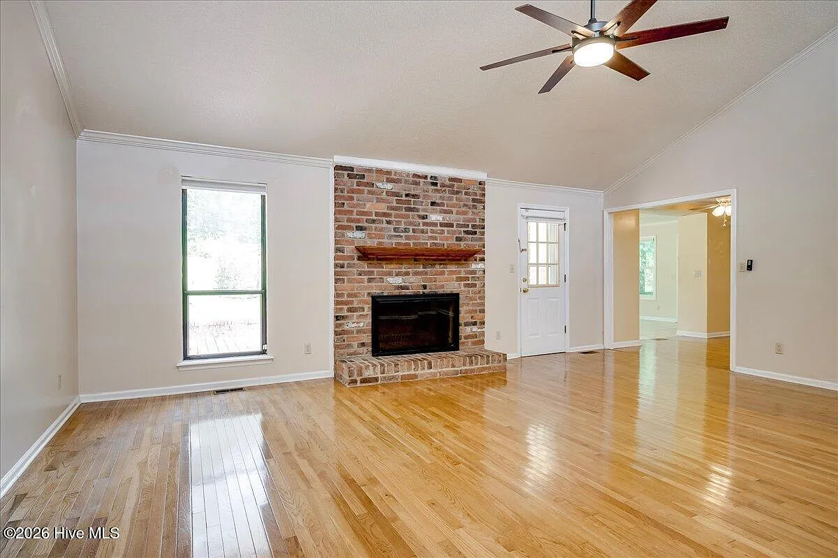 3 bed, 2.5 bath, 1826 sqft, $1,850 — Photo 3