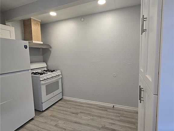 3rd image of 407 W Cedar Ave