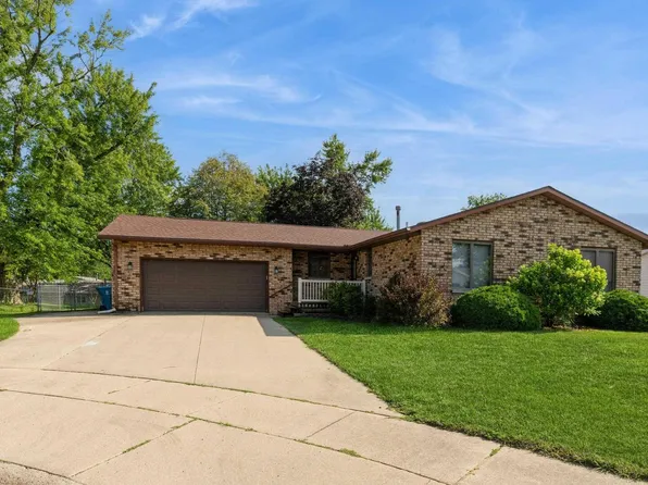 1307 Maple Wood Ct, De Witt, IA 52742